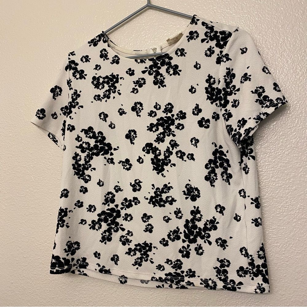 One Clothing stretchy white black floral short sleeve blouse top crew neck M